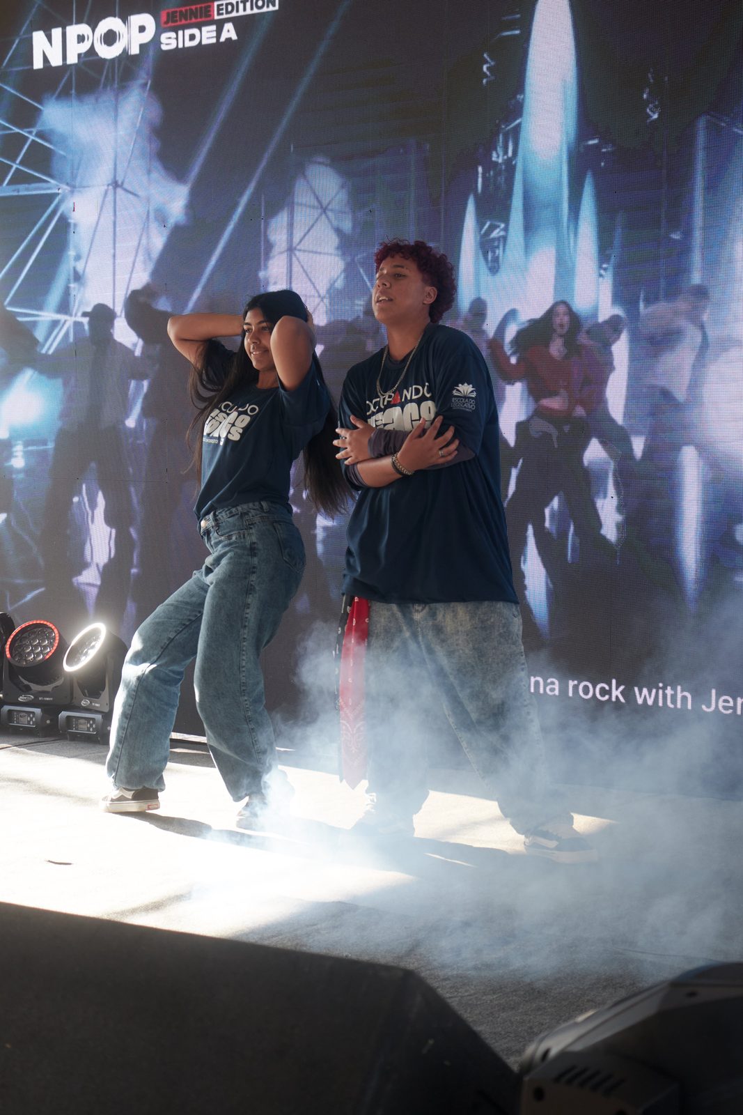 Performance com efeito de fumaça no palco