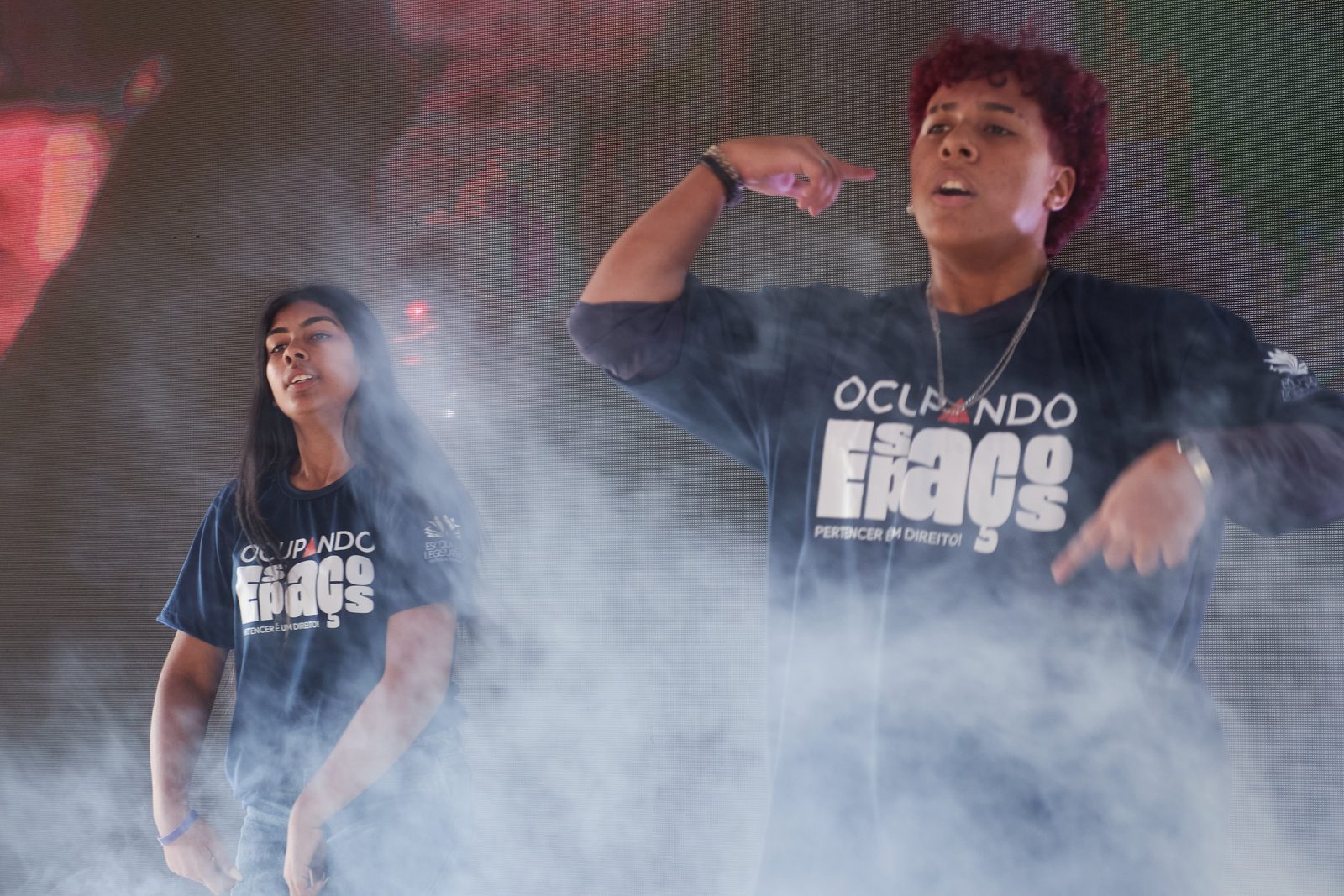 Artistas em performance com fumaça