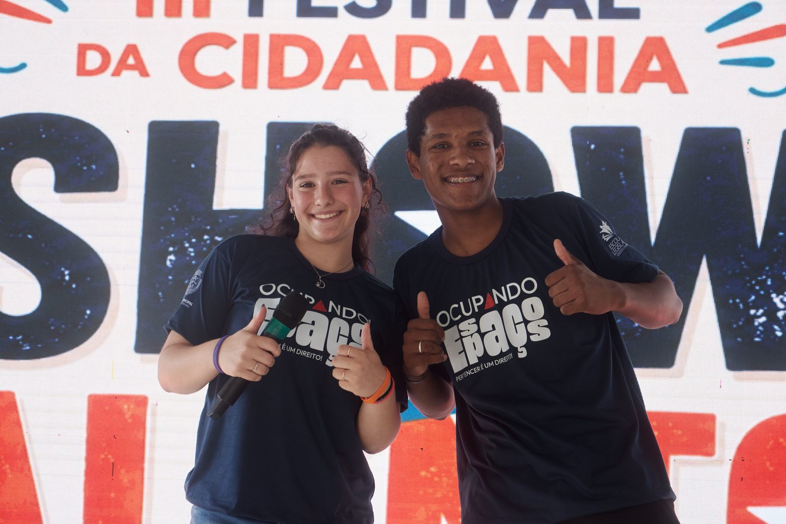 Participantes em frente ao palco do festival