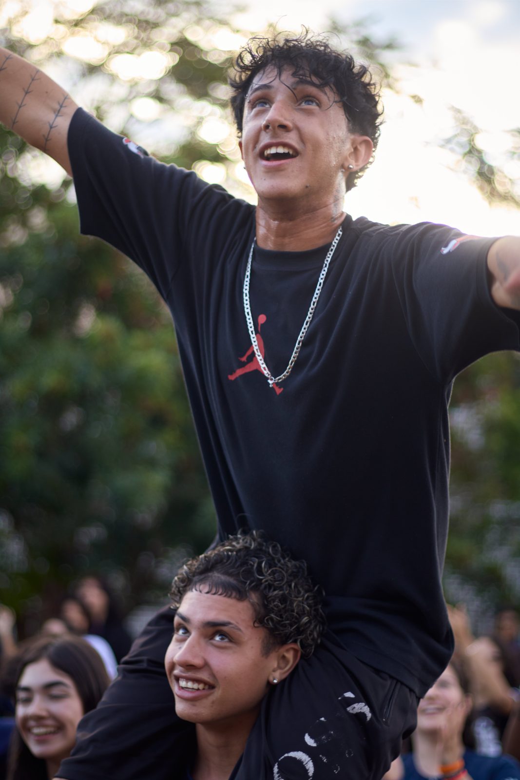 Jovens comemorando no evento