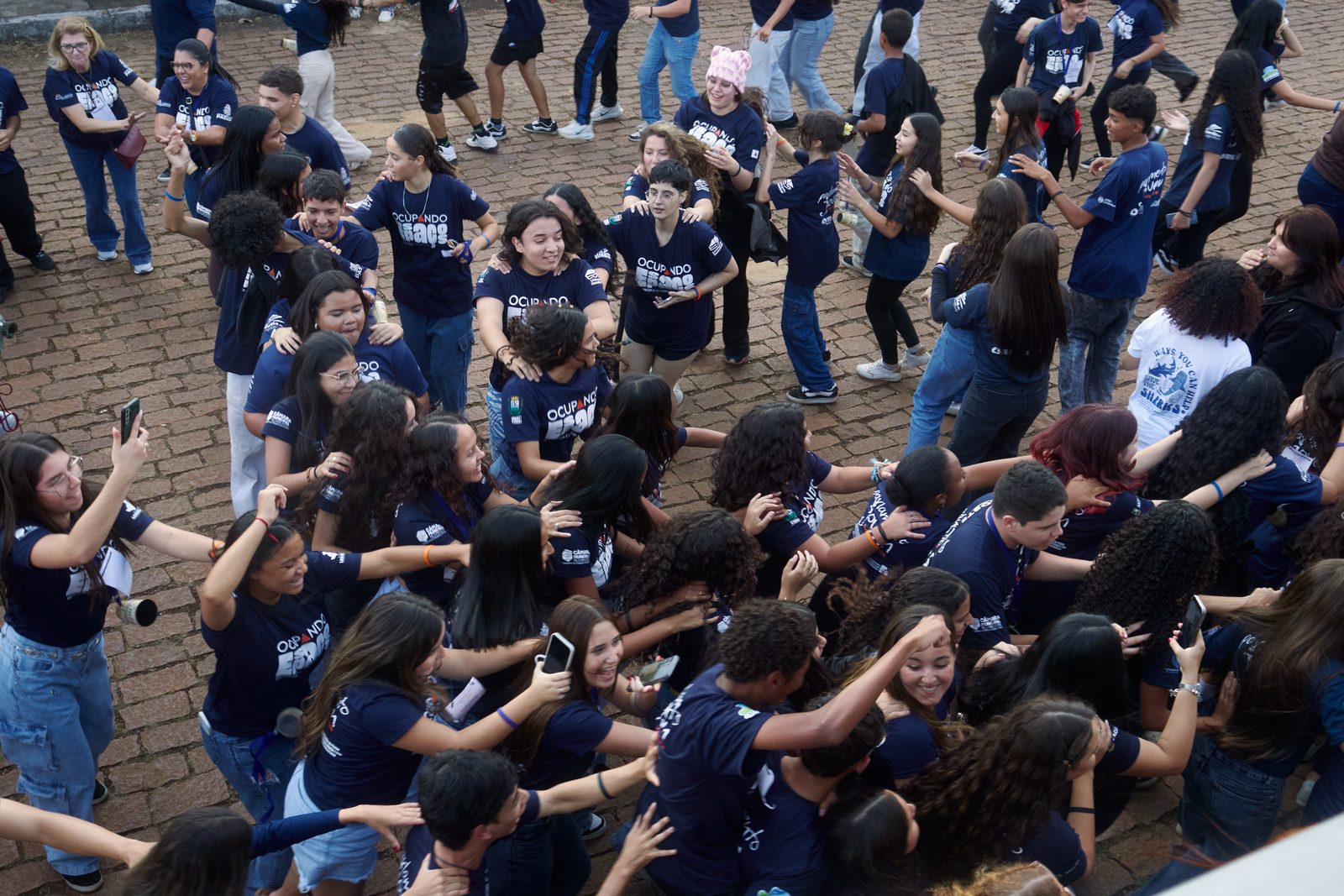 Grande grupo de participantes dançando