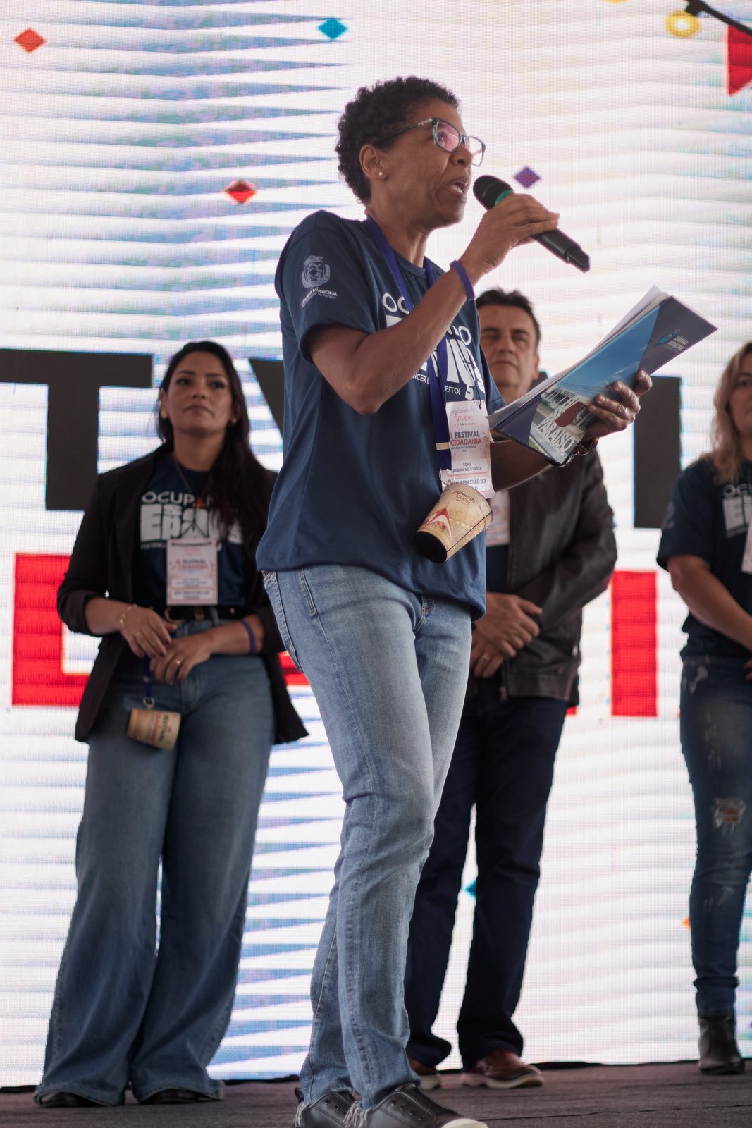 Palestrante no palco com microfone